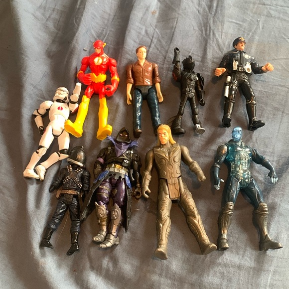 Assorted action figures - Picture 1 of 4